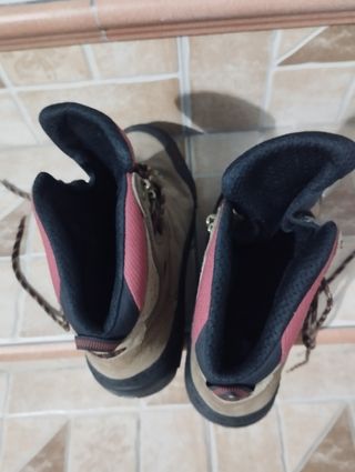 Sé vende botas de montaña
