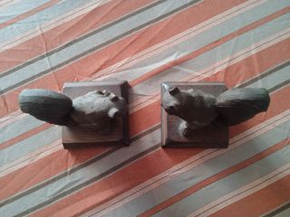 Sujeta libros de bronce