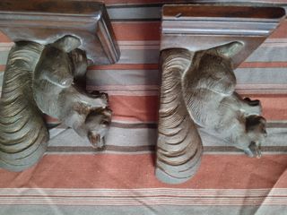 Sujeta libros de bronce