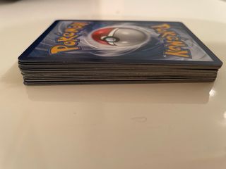 30 carte Pokémon casuali originali