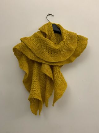 Sciarpa di lana color giallo oro