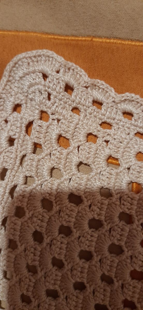 Tapete artesanal ganchillo extra largo.