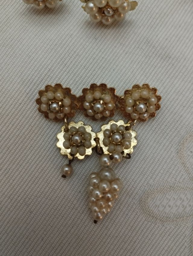 Ragazza Fallera che si veste