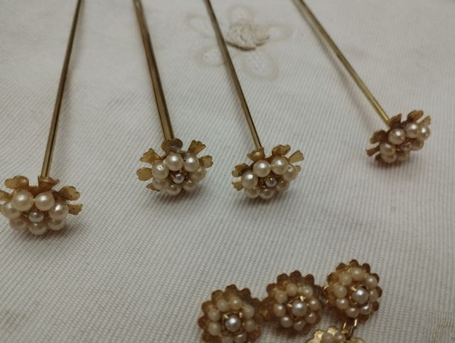 Ragazza Fallera che si veste