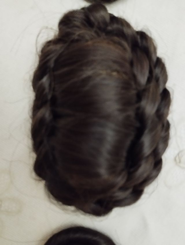 I capelli finti della ragazza Falera