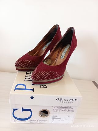 Décolleté in camoscio bordeaux con stras
