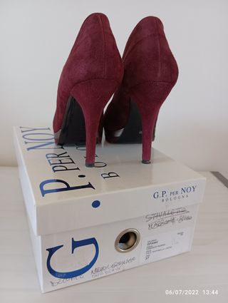 Décolleté in camoscio bordeaux con stras