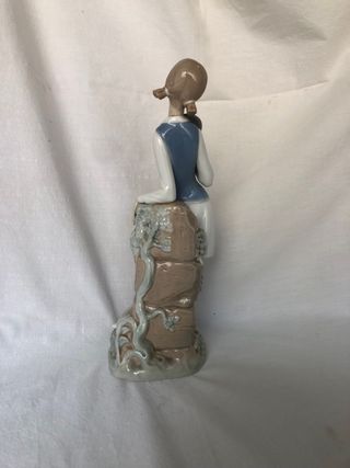 Figura de porcelana - niña jugando al tennis.