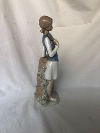 Figura de porcelana - niña jugando al tennis.