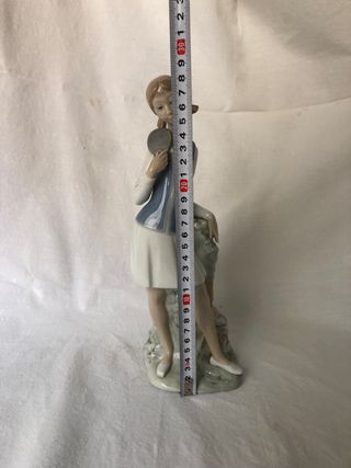 Figura de porcelana - niña jugando al tennis.