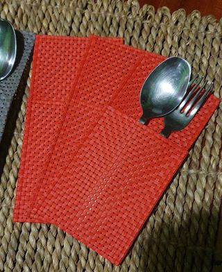 1 salvamantel y 6 porta cubiertos. (5€ todo)