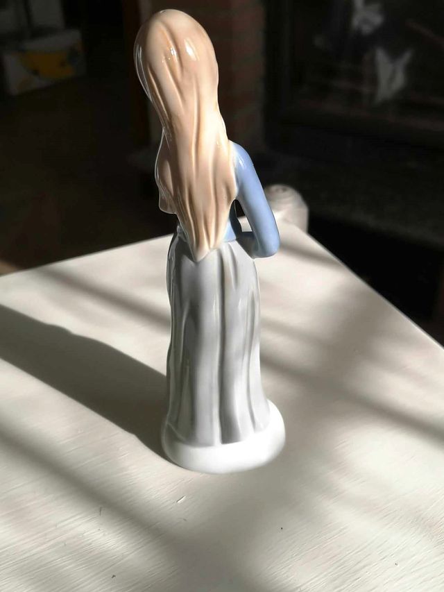 STATUETTA PORCELLANA