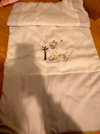 Colcha y almohada minicuna marca naf naf
