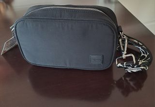 Bolso bandolera negro nuevo con etiqueta Pull&bear