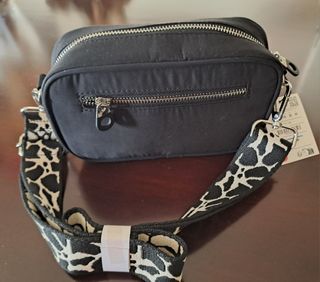 Bolso bandolera negro nuevo con etiqueta Pull&bear