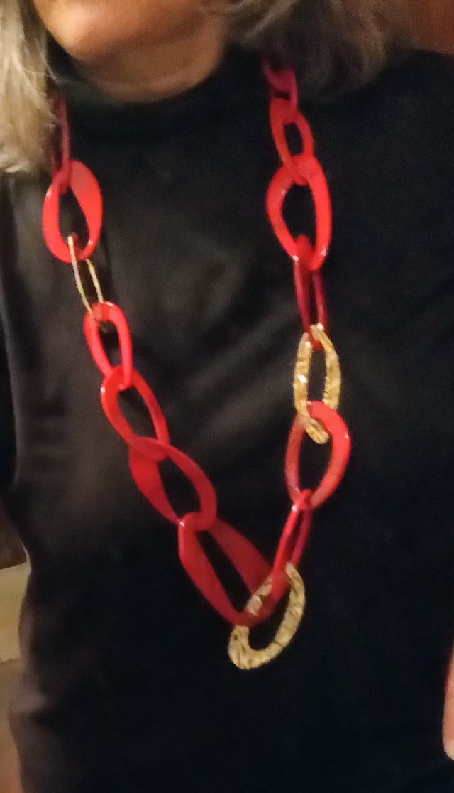 Collana rossa e dorata metallo-plastica