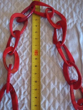 Collana rossa e dorata metallo-plastica