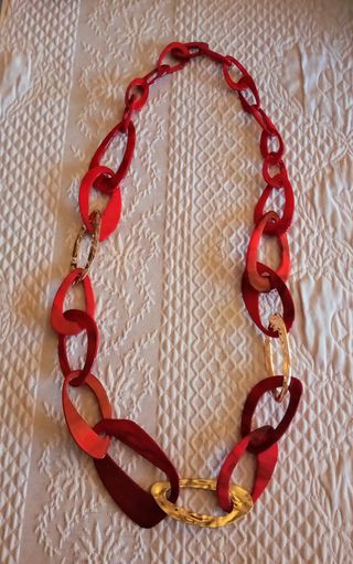 Collana rossa e dorata metallo-plastica