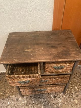 comoda de madera  y mimbre