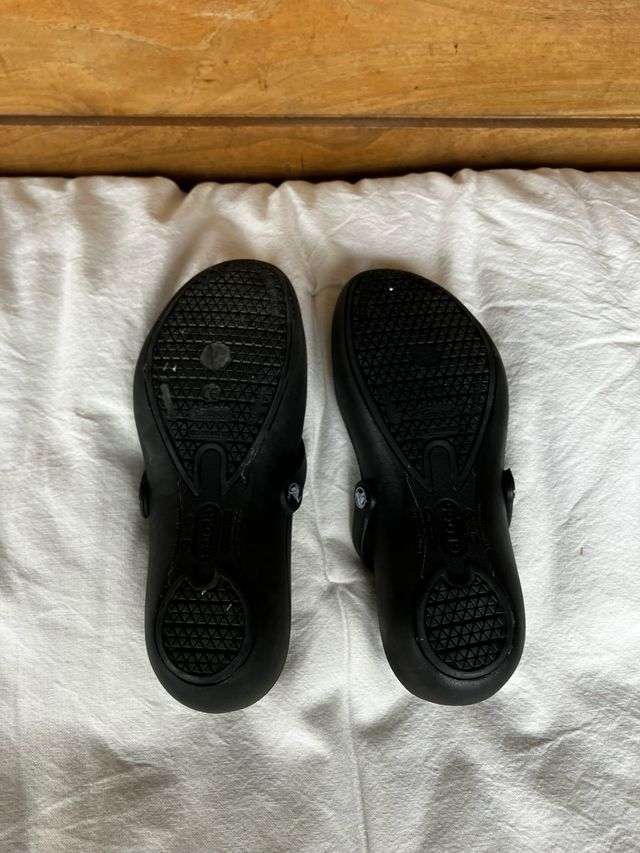 Zuecos tipo bailarina Crocs Alice talla W5