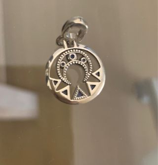 Charm (colgante) de plata y piedras azules Pandora