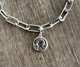 Charm (colgante) de plata y piedras azules Pandora