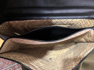 BOLSO TIPO CARTERA CON PARTE EN CHAROL