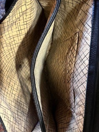 BOLSO TIPO CARTERA CON PARTE EN CHAROL