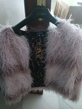 Chaqueta de pelo rosa forrada de tela animal print