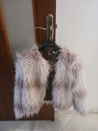 Chaqueta de pelo rosa forrada de tela animal print