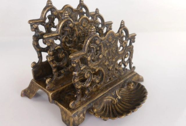 Antiguo porta cartas de bronce.