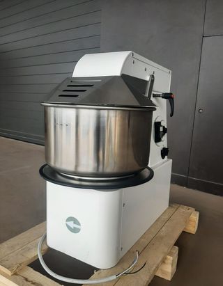 AMASADORA CABEZA MOVIL Y CUBETA EXTRAIBLE 20lt