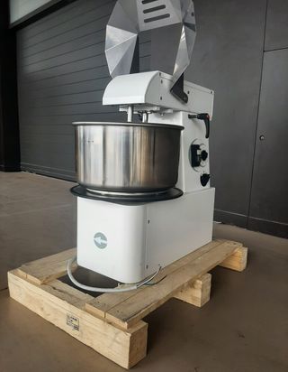 AMASADORA CABEZA MOVIL Y CUBETA EXTRAIBLE 20lt
