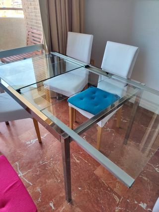 Tavolo e sedie allungabili