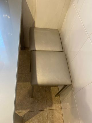 URGE!!!MESA COCINA+2SILLAS+2TABURETES