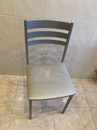 URGE!!!MESA COCINA+2SILLAS+2TABURETES