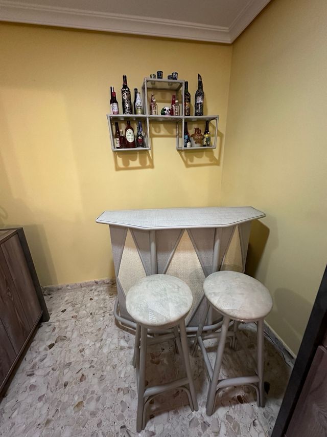 Barra de bar con sillas