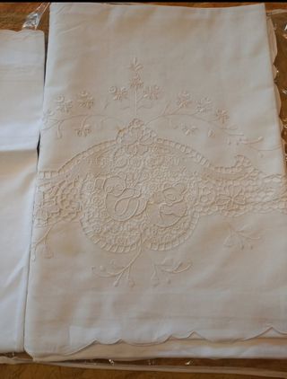 Lenzuolo in puro cotone con ricami