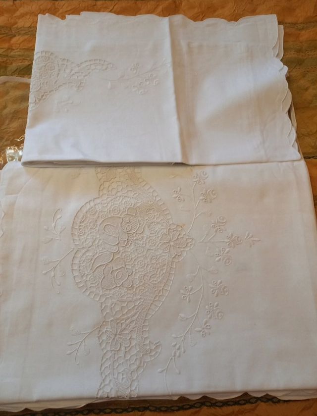 Lenzuolo in puro cotone con ricami