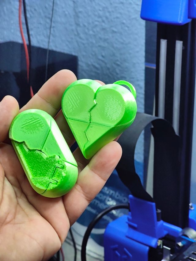 Llavero pastillero con cierre giratorio