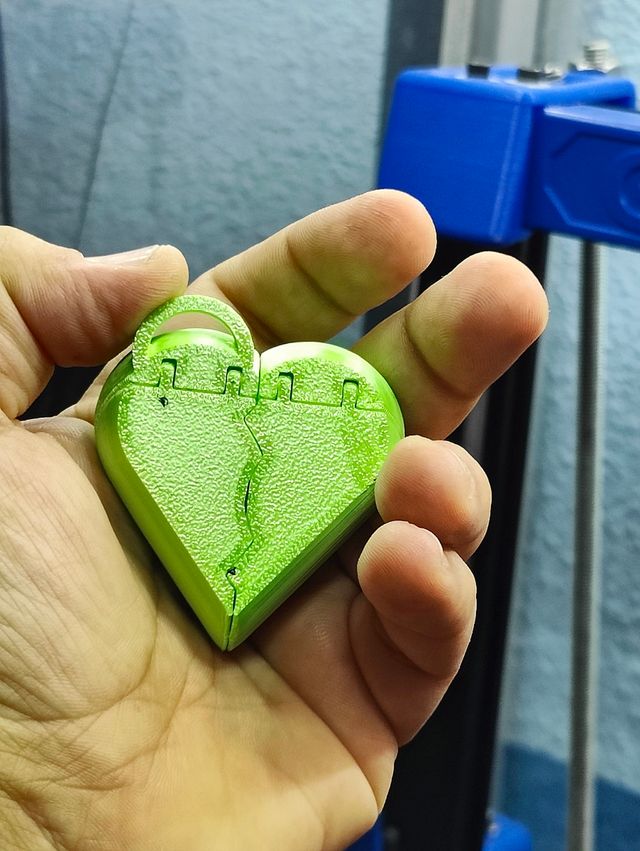 Llavero pastillero con cierre giratorio