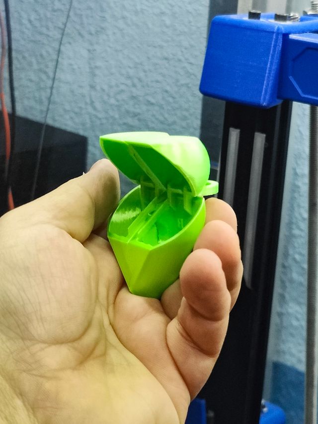 Llavero pastillero con cierre giratorio