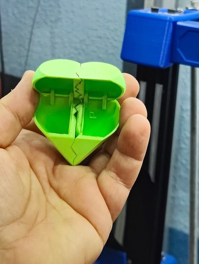 Llavero pastillero con cierre giratorio