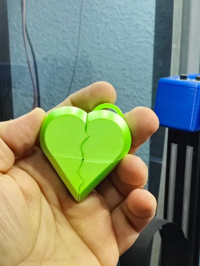 Llavero pastillero con cierre giratorio