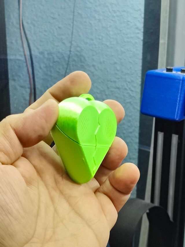 Llavero pastillero con cierre giratorio