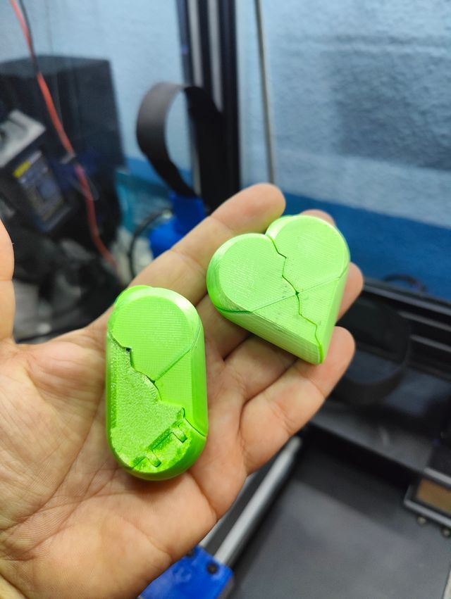 Llavero pastillero con cierre giratorio