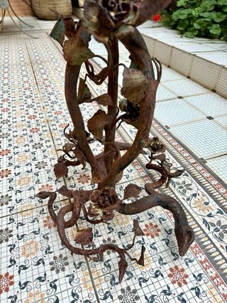 Romantica jardinera antigua en forja