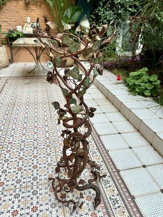 Romantica jardinera antigua en forja