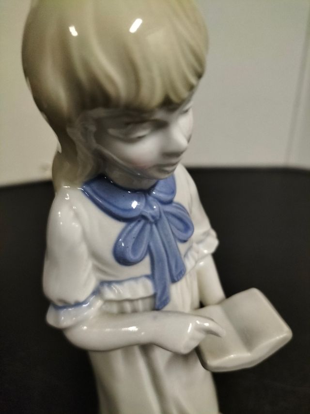 Wagner & Apel - Statuetta Bimba con libro 