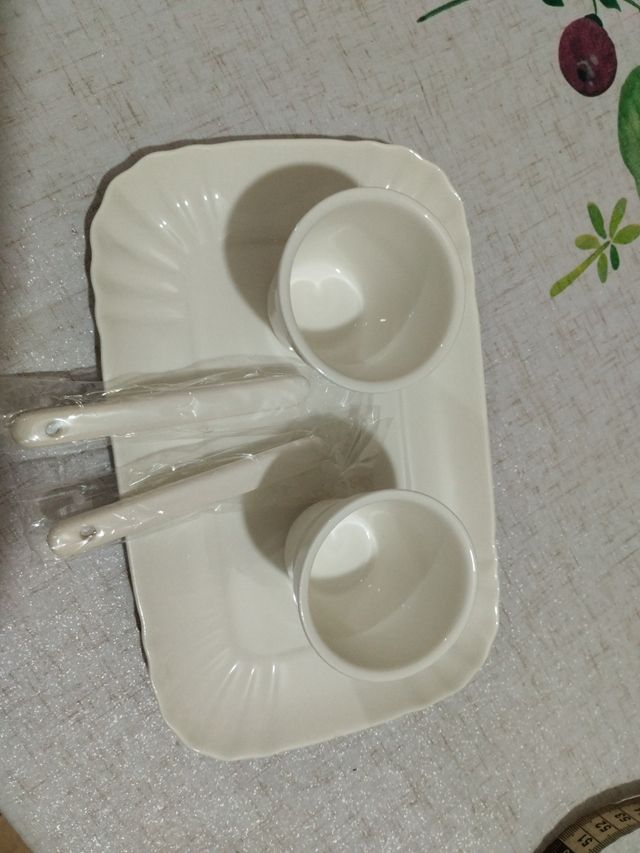 Vassoio con tazze nuovo con cartellino